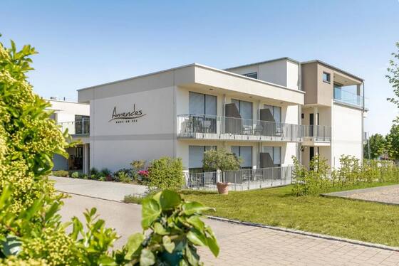 AMENDES Haus am See: heller, moderner Hotelbau mit Balkonen und Garten