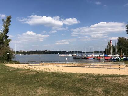 Segelboote und Tretboote am Steg des Gro&szlig;en Brombachsees