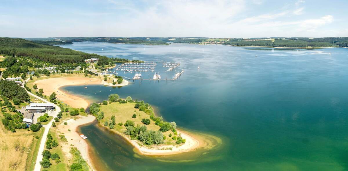 Luftaufnahme des Gro&szlig;en Brombachsees mit Sandstrand, Segelhafen und der bewaldeten Halbinsel bei Enderndorf