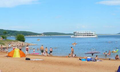 Das Ausflugsschiff MS Brombachsee vor dem Badestrand